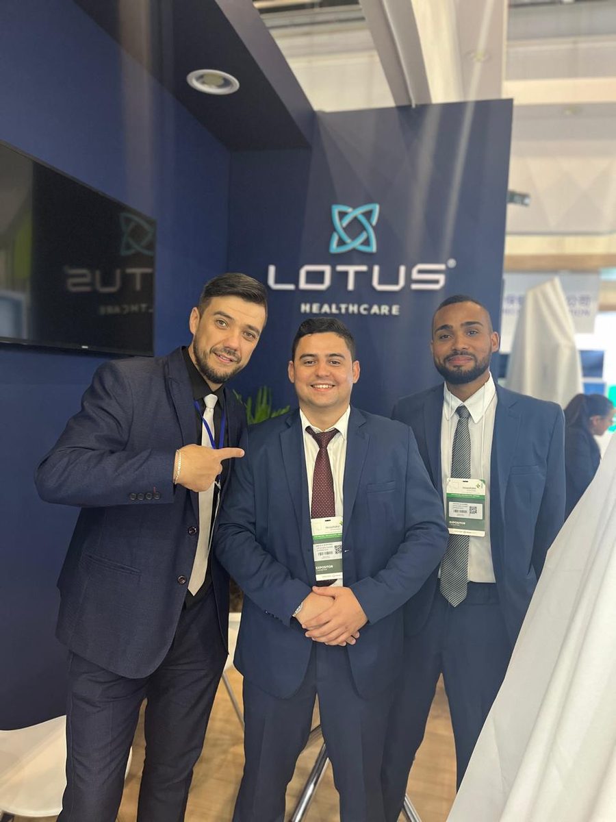 Equipe do Grupo MTI no estande da Lotus Healthcare